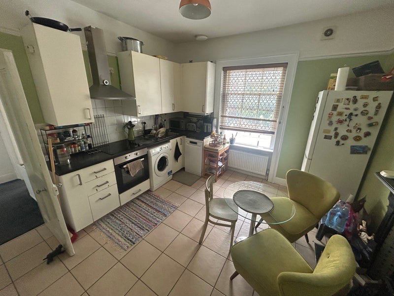 Large Double Room In 1200 Sq Ft Apartment - student accommodation in Shepherds Bush - img_4