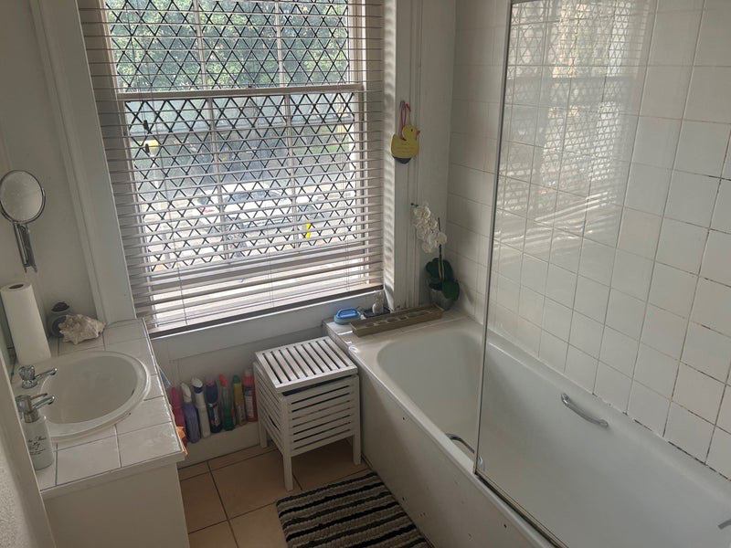 Large Double Room In 1200 Sq Ft Apartment - student accommodation in Shepherds Bush - img_5
