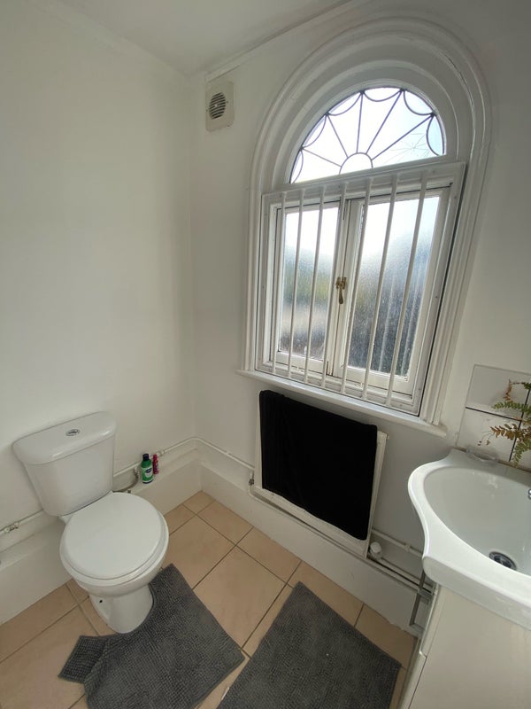 Large Double Room In 1200 Sq Ft Apartment - student accommodation in Shepherds Bush - img_6