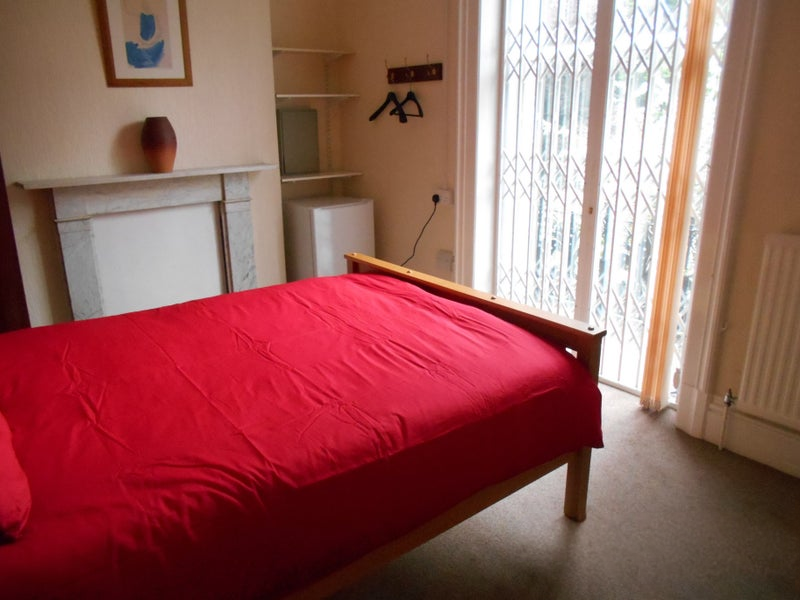 Large double room in great BD8 location - student accommodation in Bradford - img_1