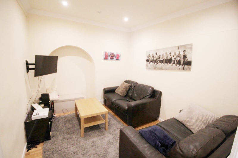 Large Double Room In Super Friendly Home - student accommodation in New Malden - img_2