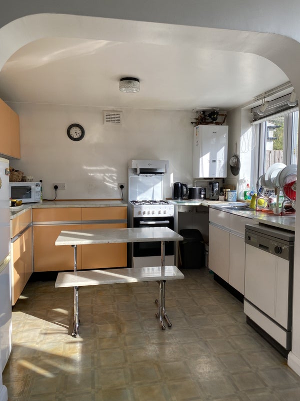 Large double room near Surbiton Station - student accommodation in Surbiton - img_6