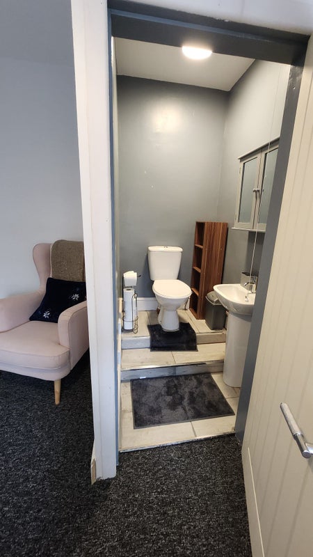 Large double room with attach toilet/shower room - student accommodation in Grimsby - img_6