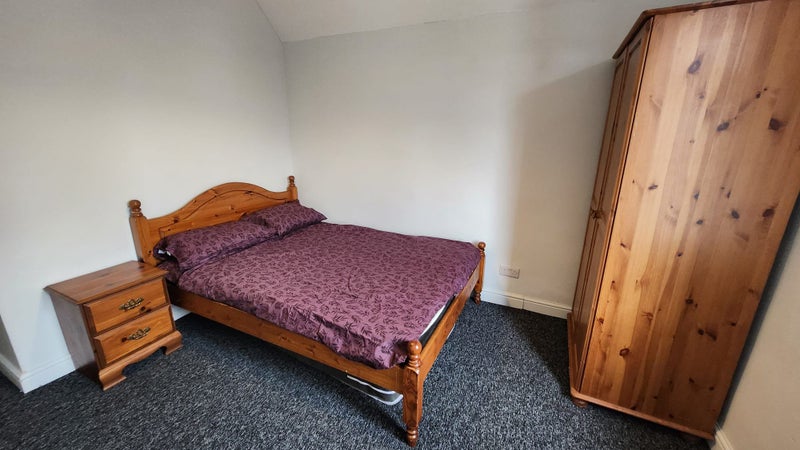 Large double room with attach toilet/shower room - student accommodation in Grimsby - img_8