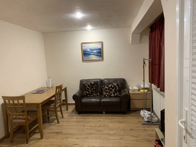 Large double room with own bath, for single - student accommodation in Sutton - img_2