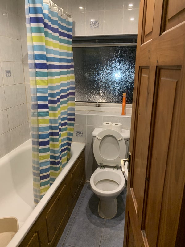 Large double room with own bath, for single - student accommodation in Sutton - img_5
