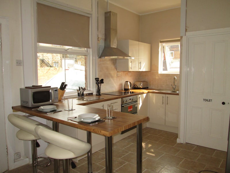 Large Double Room with Shared Bathroom - student accommodation in Rotherham - img_1