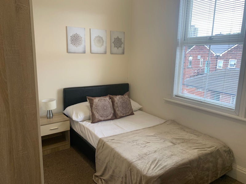 Large Double Room with Shared Bathroom - student accommodation in Rotherham - img_4