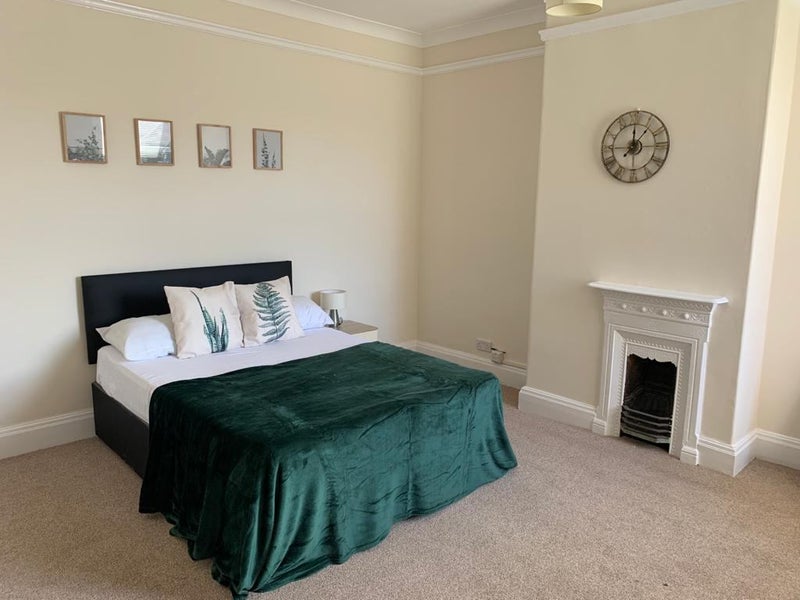 Large Double Room with Shared Bathroom - student accommodation in Rotherham - img_6