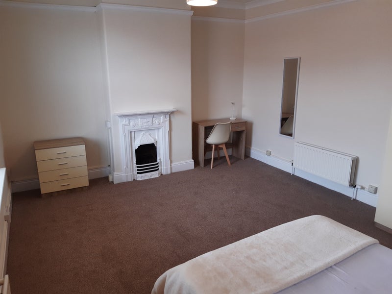 Large Double Room with Shared Bathroom - student accommodation in Rotherham - img_8
