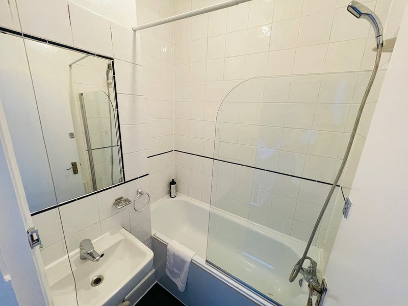 Large Double Room - student accommodation in Kilburn - img_4