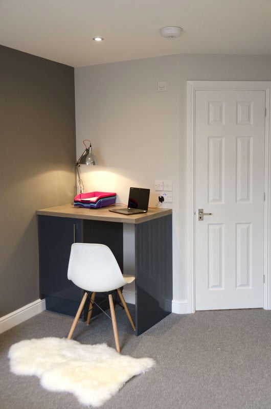 Large Ensuite Bedroom on High Street inc Bills - student accommodation in Bromsgrove - img_2