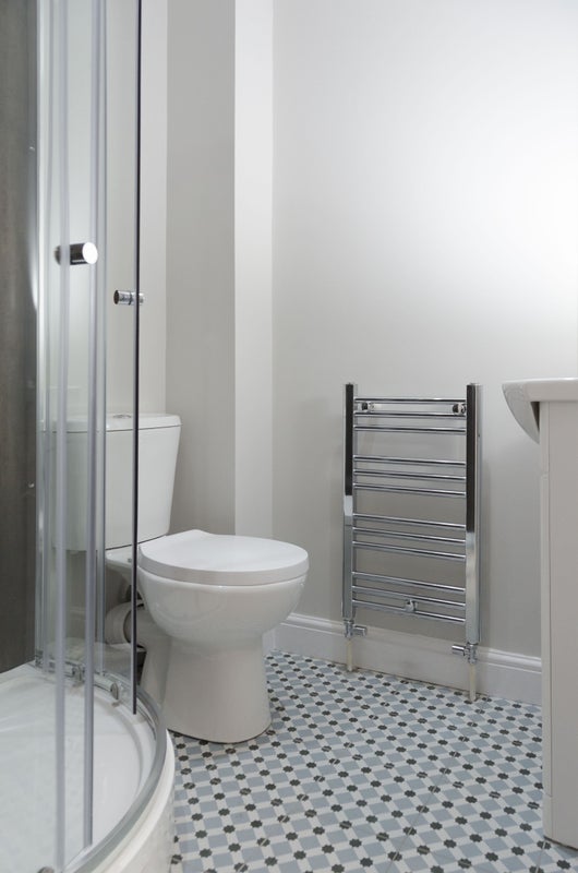Large Ensuite Bedroom on High Street inc Bills - student accommodation in Bromsgrove - img_3