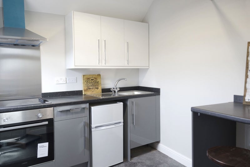 Large Ensuite Bedroom on High Street inc Bills - student accommodation in Bromsgrove - img_5