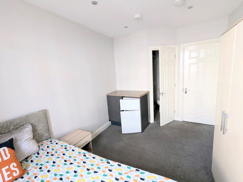 Large Ensuite Bedroom on High Street inc Bills - student accommodation in Bromsgrove - img_7
