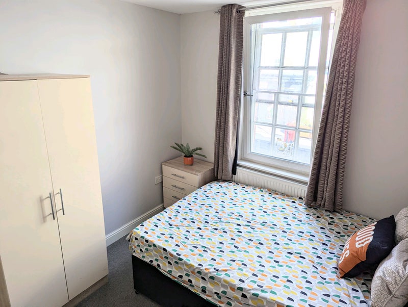 Large Ensuite Bedroom on High Street inc Bills - student accommodation in Bromsgrove - img_8