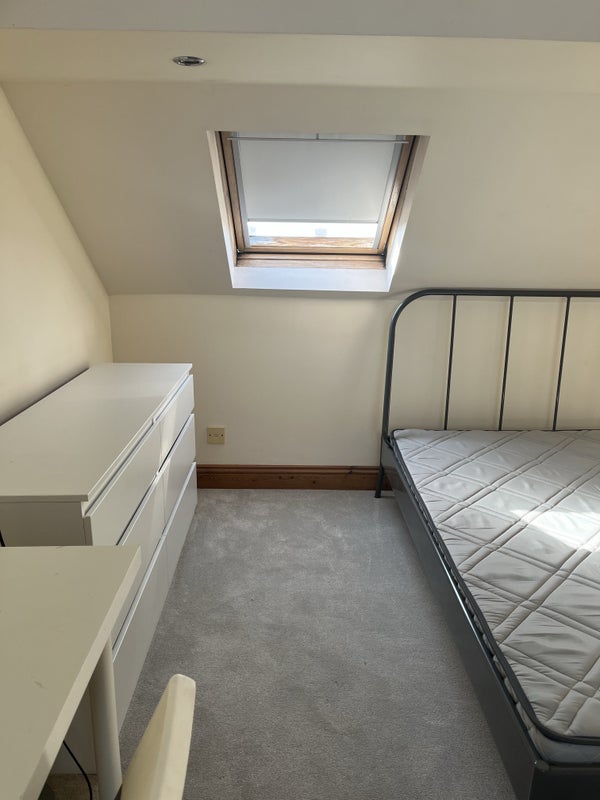 Large loft room with En-suite - student accommodation in Harold Hill - img_2