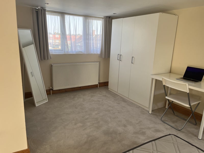 Large loft room with En-suite - student accommodation in Harold Hill - img_3