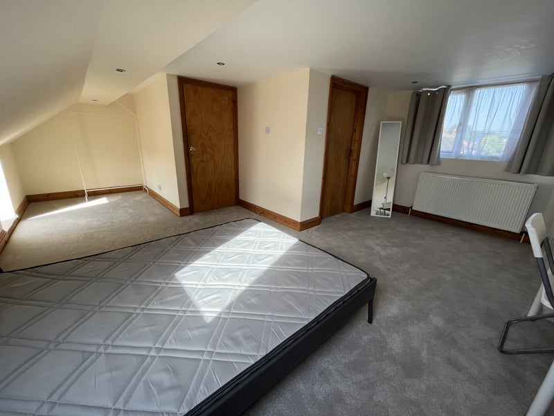 Large loft room with En-suite - student accommodation in Harold Hill - img_1