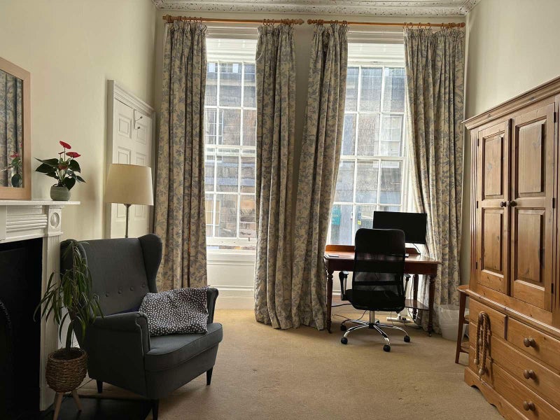 Large Room in Central Edinburgh Seeks Tenant - student accommodation in Edinburgh - img_4
