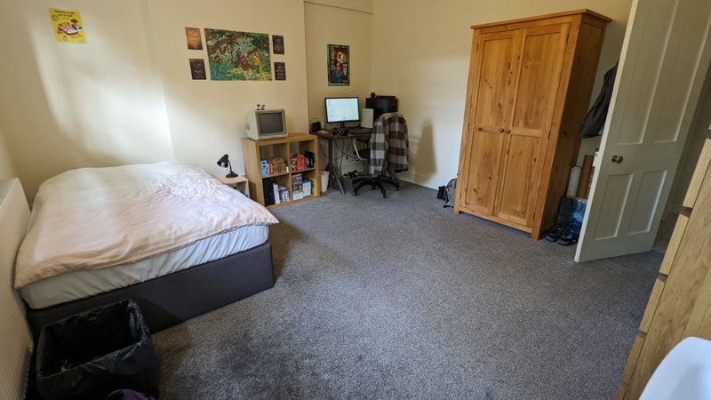 Large room in ground floor flat on leafy road - student accommodation in Blackheath - img_1