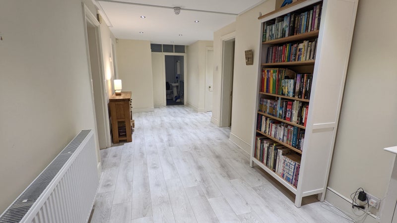 Large room in ground floor flat on leafy road - student accommodation in Blackheath - img_8