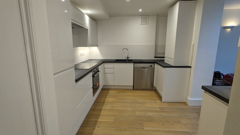 Large room in ground floor flat on leafy road - student accommodation in Blackheath - img_5