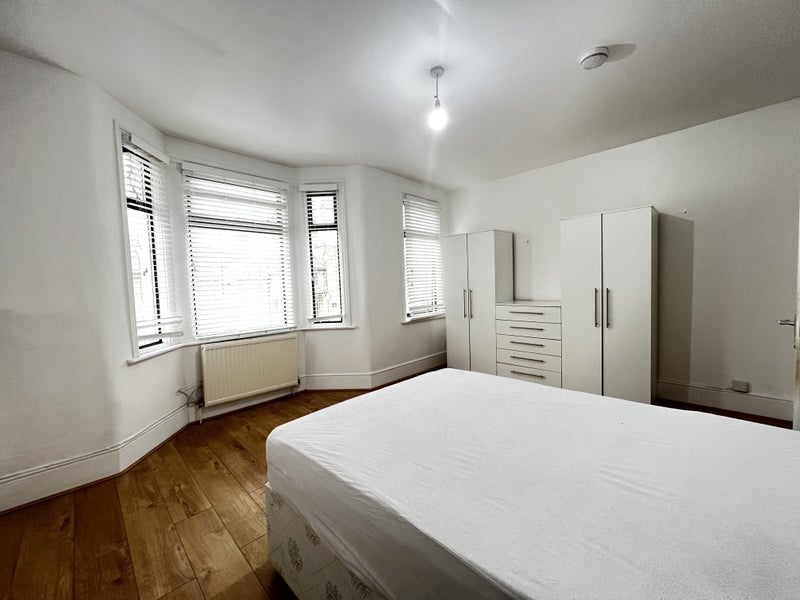 Double room in prime location with a kitchen student accommodation in East Ham - img_9