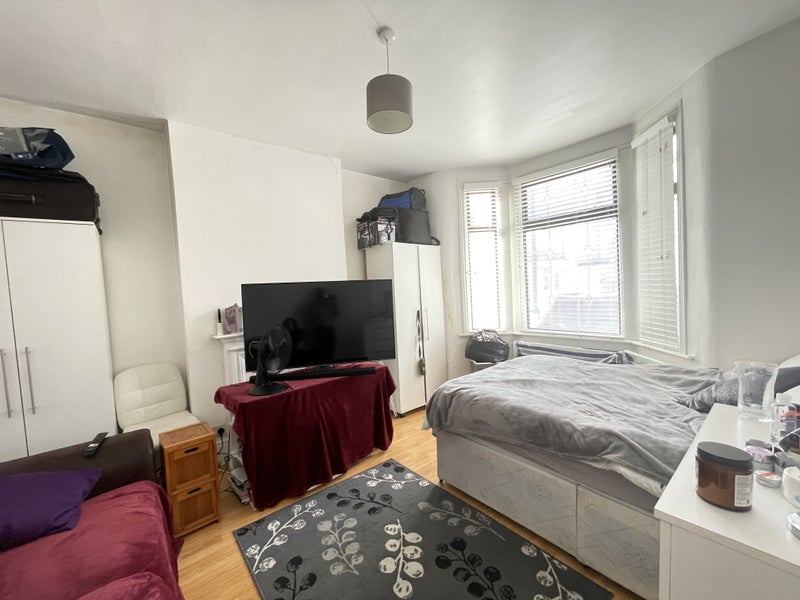 Double room in prime location with a kitchen student accommodation in East Ham - img_10
