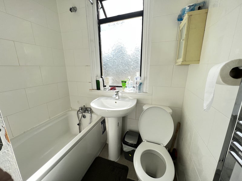 Double room in prime location with a kitchen student accommodation in East Ham - img_11
