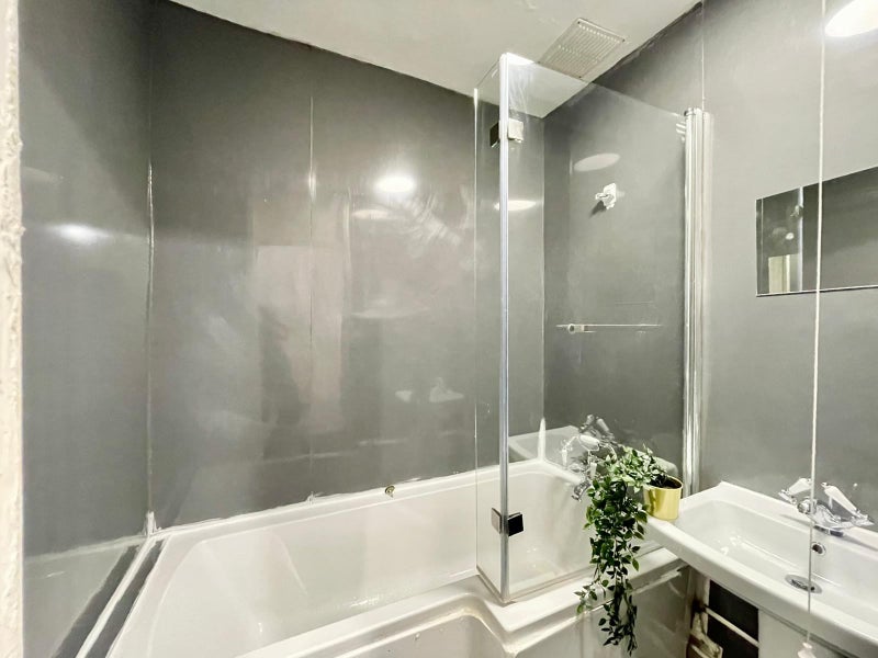 Large Room W Balcony near Chelsea - student accommodation in Clapham - img_14