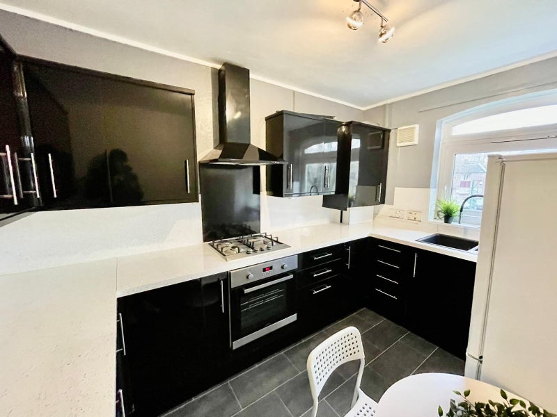 Large Room W Balcony near Chelsea - student accommodation in Clapham - img_8