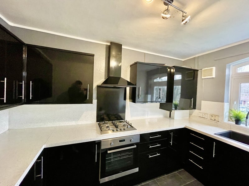 Large Room W Balcony near Chelsea - student accommodation in Clapham - img_11