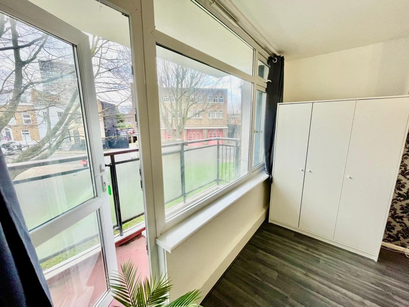 Large Room W Balcony near Chelsea - student accommodation in Clapham - img_12