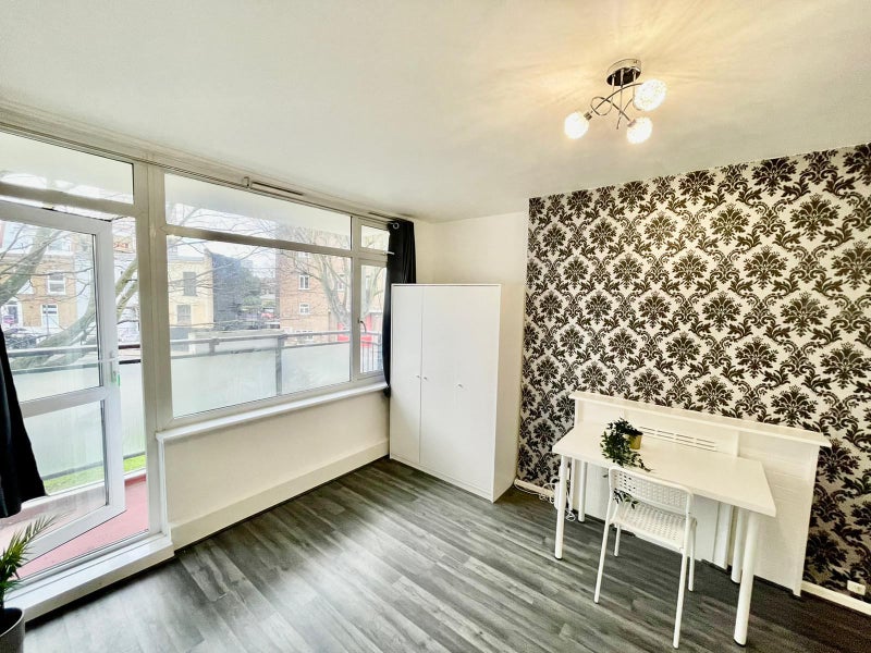 Large Room W Balcony near Chelsea - student accommodation in Clapham - img_4