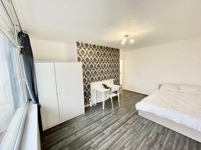 Large Room W Balcony near Chelsea - student accommodation in Clapham - img_6