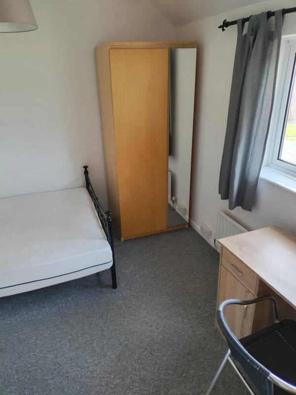 Large Room walk to Uni/Research Park/Hospital - student accommodation in Guildford - img_5