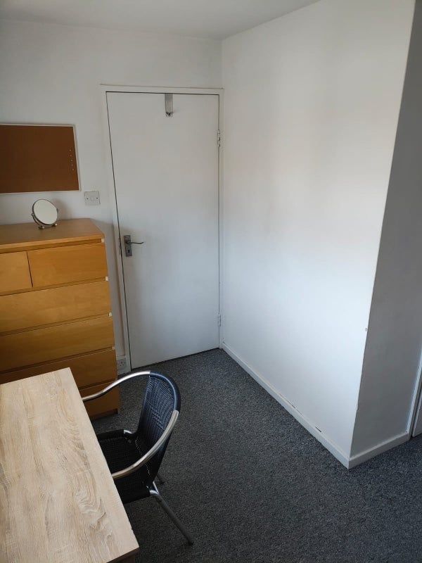 Large Room walk to Uni/Research Park/Hospital - student accommodation in Guildford - img_1