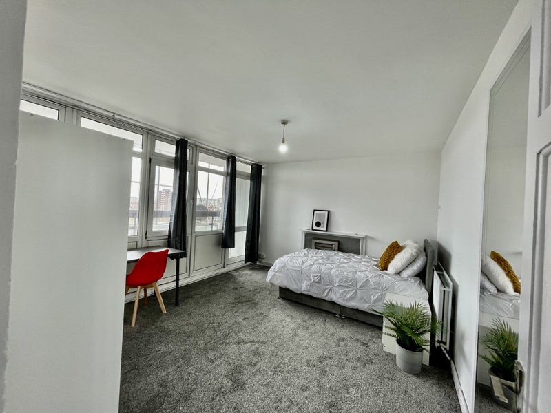 Large Room With Balcony In Amazing Location - student accommodation in Clapham - img_2