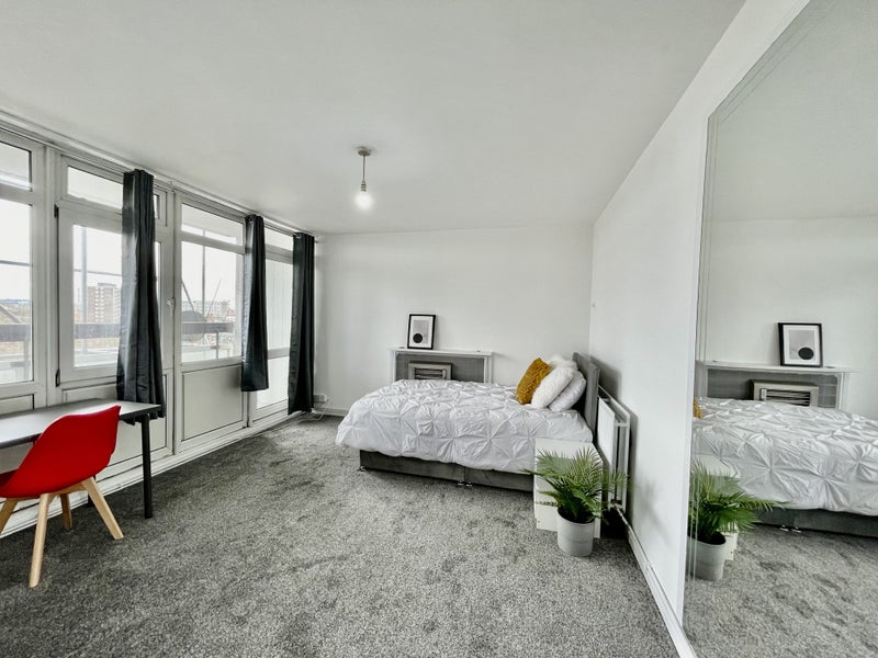 Large Room With Balcony In Amazing Location - student accommodation in Clapham - img_1