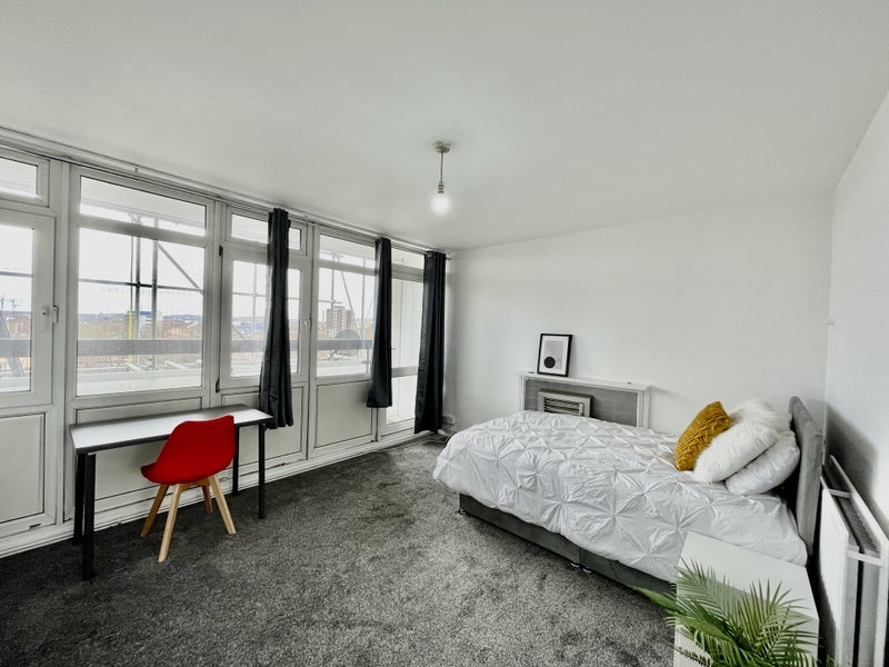Large Room With Balcony In Amazing Location - student accommodation in Clapham - img_3