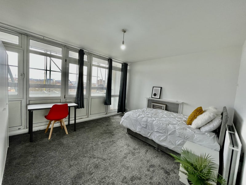 Large Room With Balcony In Amazing Location - student accommodation in Clapham - img_4
