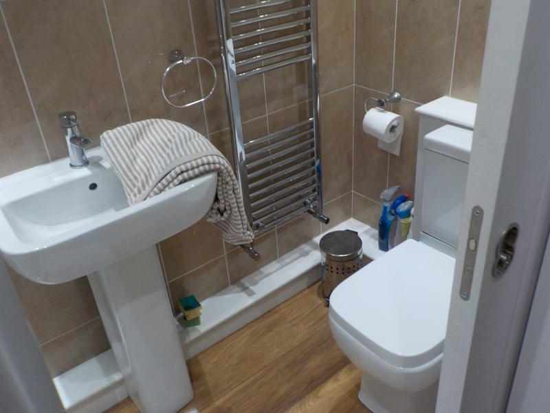 Last Room, New Carpet/Decoration, Clean/Quiet Home - student accommodation in Guildford - img_4