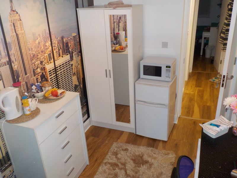 Last Room, New Carpet/Decoration, Clean/Quiet Home - student accommodation in Guildford - img_5