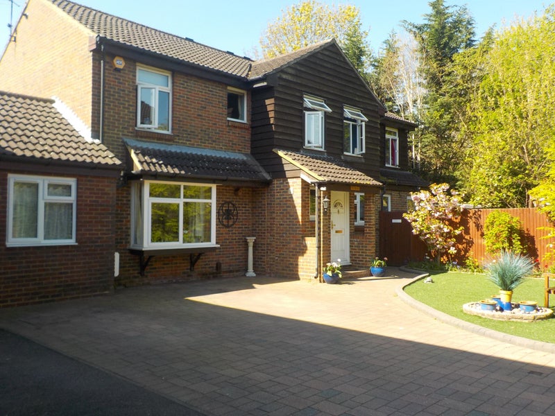 Last Room, New Carpet/Decoration, Clean/Quiet Home - student accommodation in Guildford - img_1