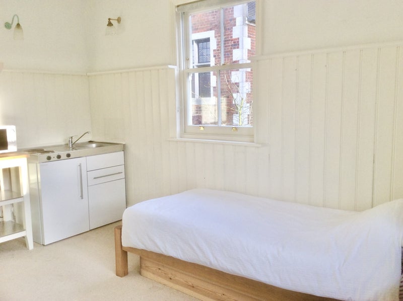 Light, clean, warm private ensuite bedsit. - student accommodation in Muswell Hill - img_8