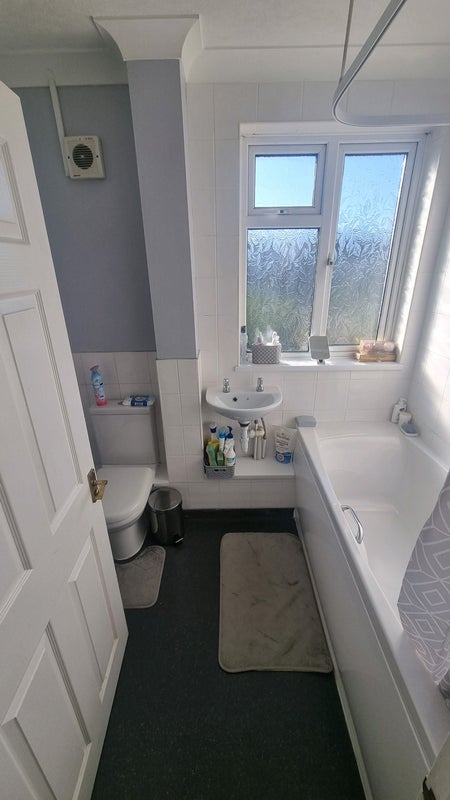 One kingsize bedroom with own kitchen and bathroom student accommodation in Romford - img_5