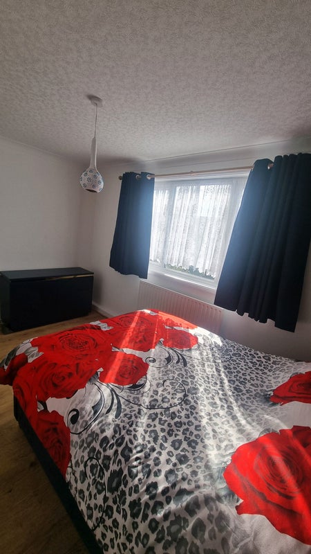 One kingsize bedroom with own kitchen and bathroom student accommodation in Romford - img_6