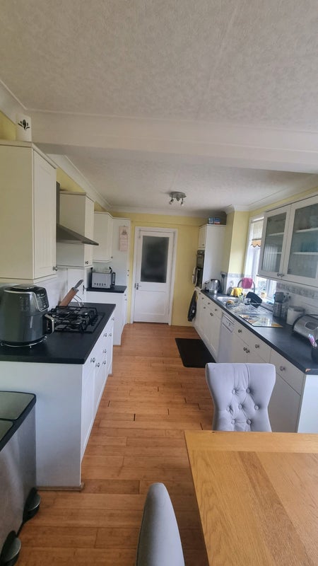 One kingsize bedroom with own kitchen and bathroom student accommodation in Romford - img_7