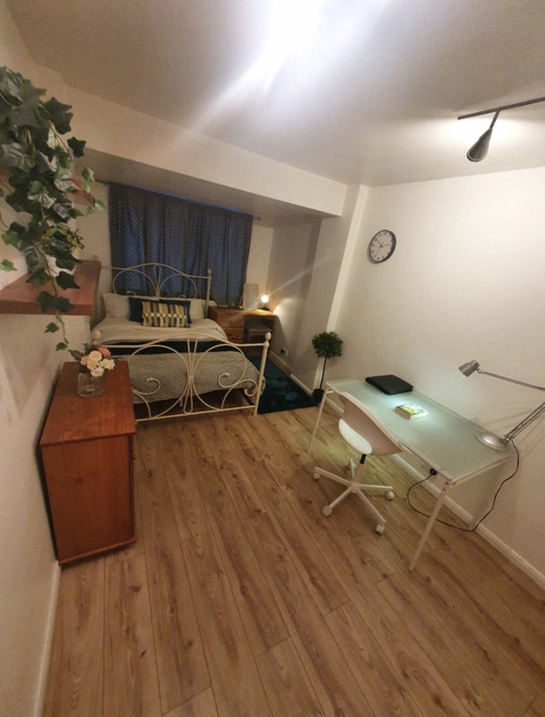 Double room available student accommodation in Greenford - img_7
